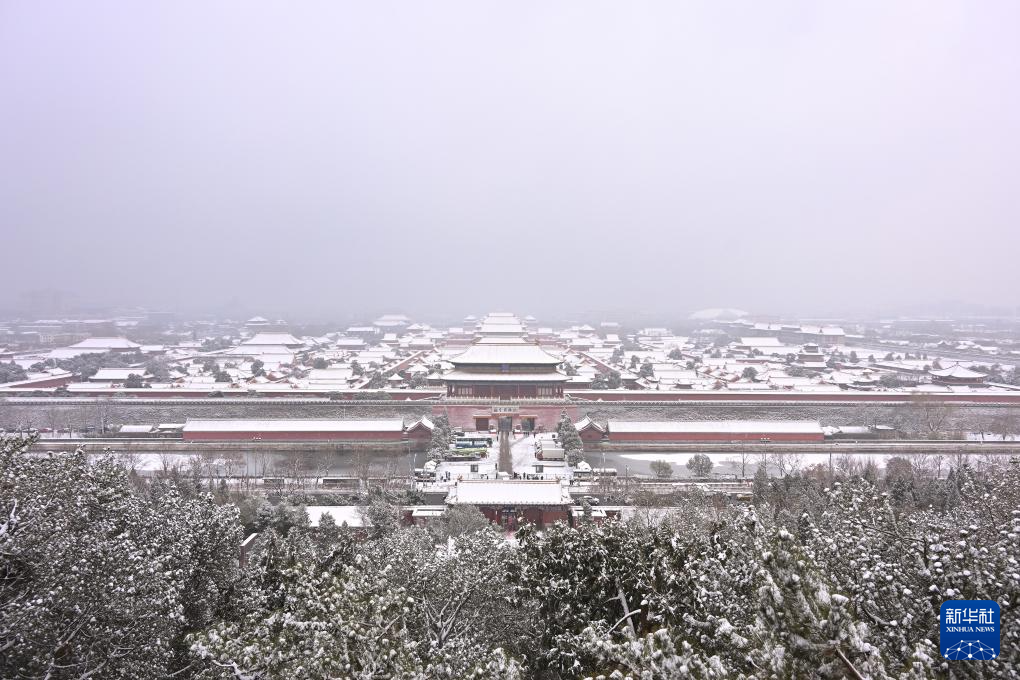 从景山上拍摄的雪中故宫